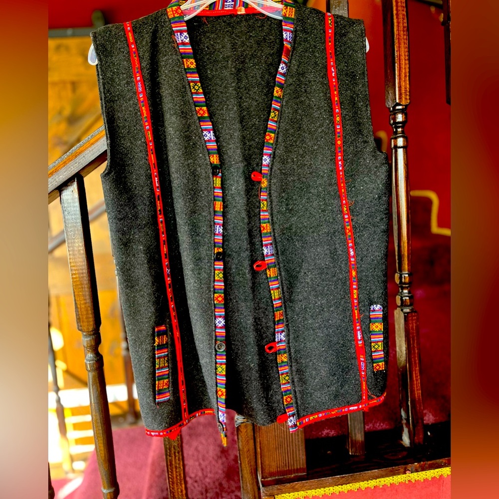 Woolen unisex Tibetan vest. Handmade in India. Like new! - Picture 2 of 4